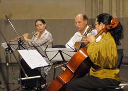 El guitarrista argentino Víctor Pellegrini, la flautista Niurka González Núñez y la cellista Amparo del Riego durante la jornada inaugural del festival. 