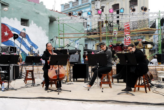 Trio tocando música de Joseph Haydn en Los Sitios